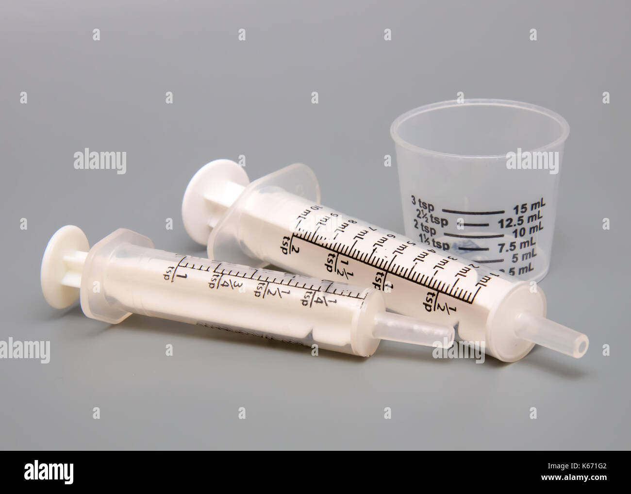 Medicina Orale siringhe e coppa di dosaggio Foto Stock