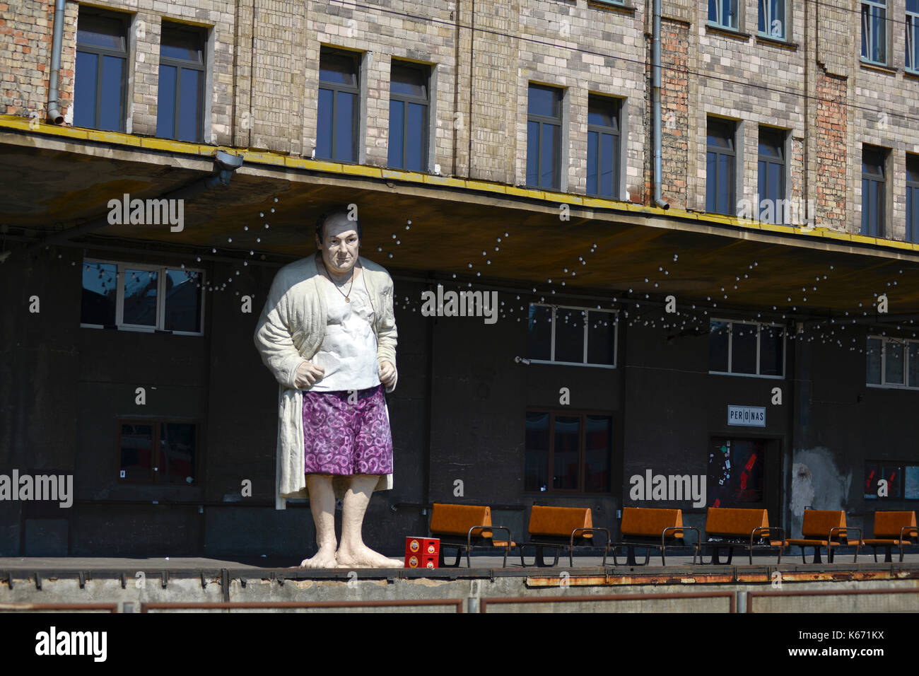 Una gigantesca statua di James Gandolfini come Tony Soprano, in Vilnius stazione ferroviaria, Lituania Foto Stock