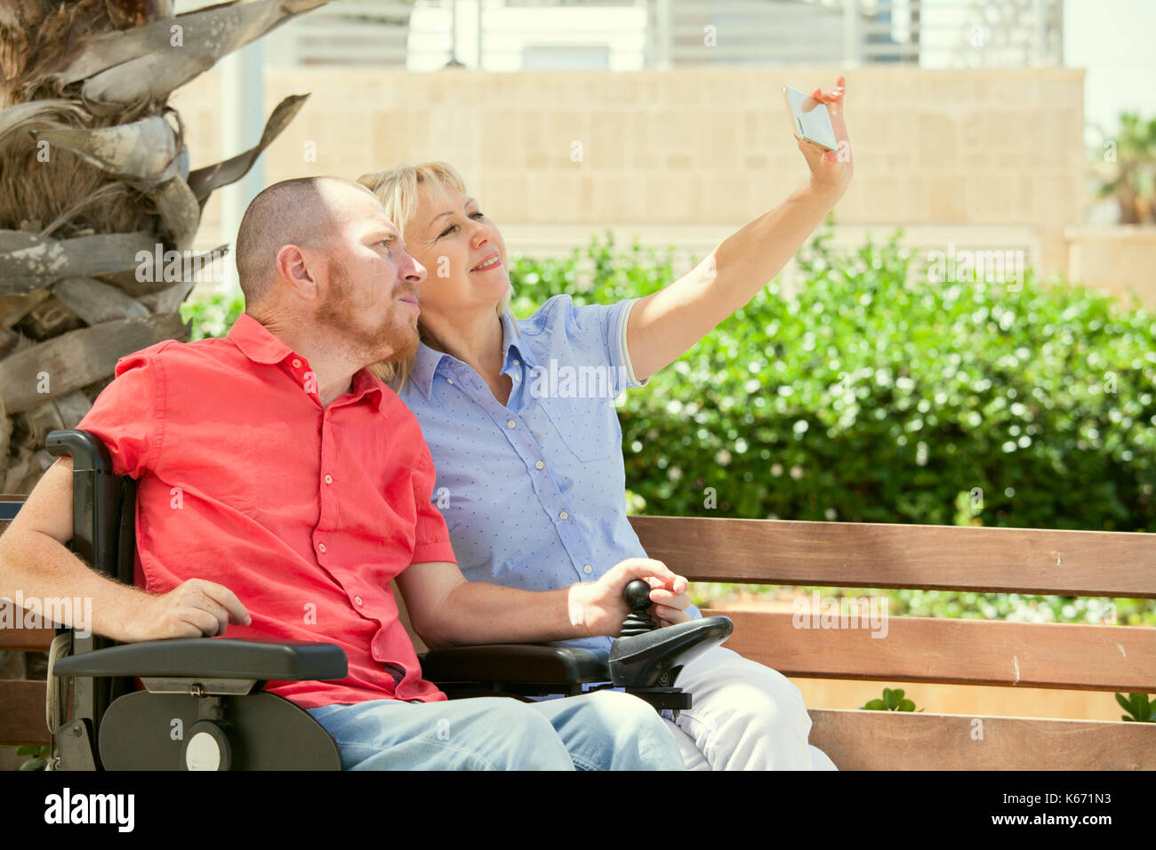 Disabilitato l'uomo con sua moglie avendo divertimento prendendo selfie foto Foto Stock