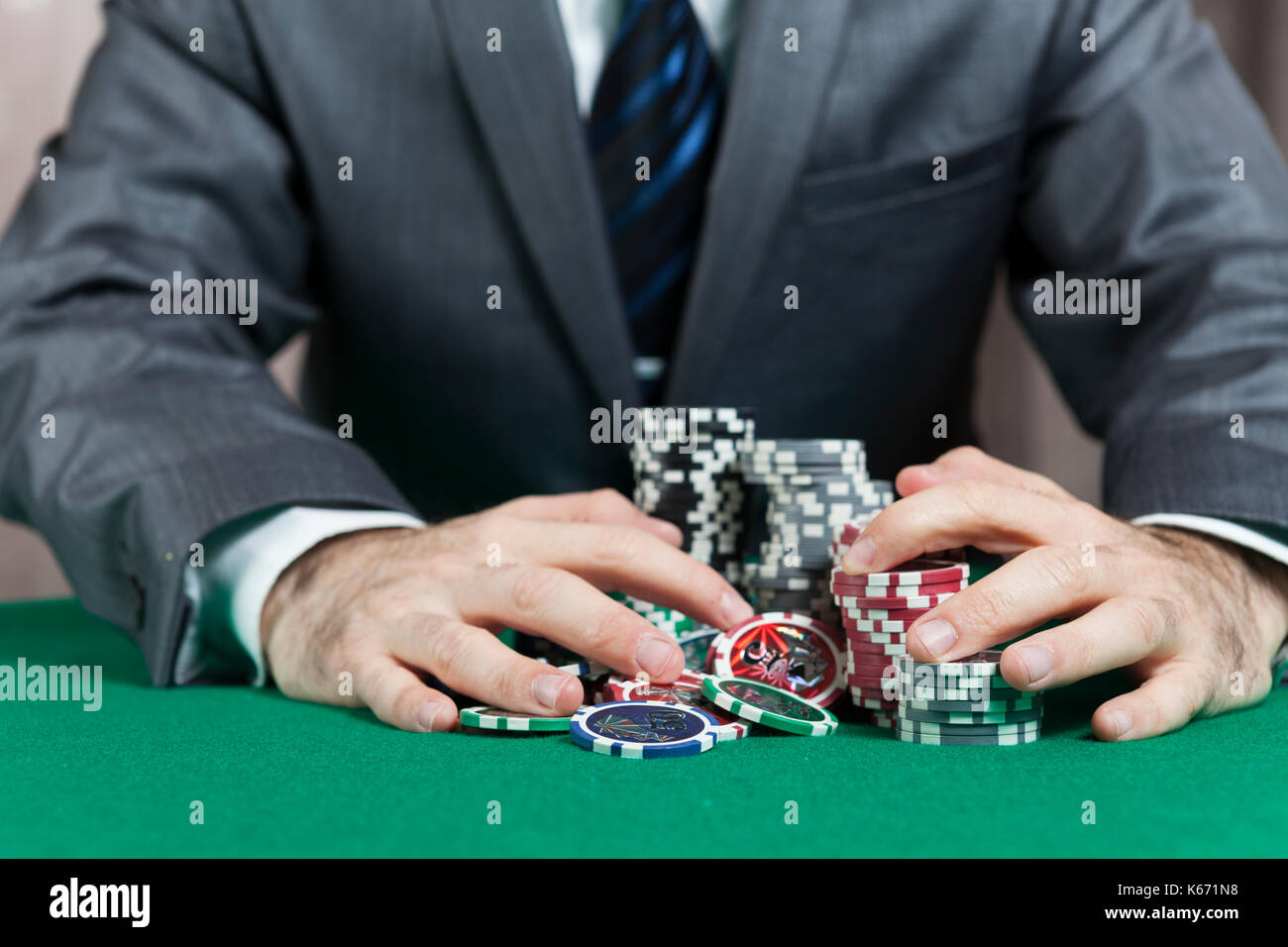 Blackjack vincitore, un solido imprenditore, vinto nel gioco di blackjack e prendere tutti i chip Foto Stock