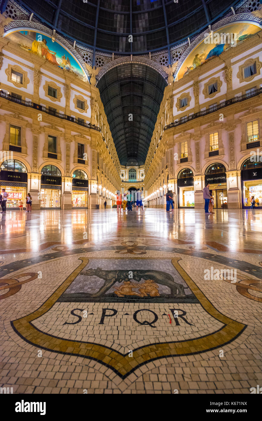 Vittorio Emanuele II di Milano è una delle più antiche del mondo i centri commerciali per lo shopping, progettato e costruito da Giuseppe Mengoni tra 1865 e 1877. Foto Stock