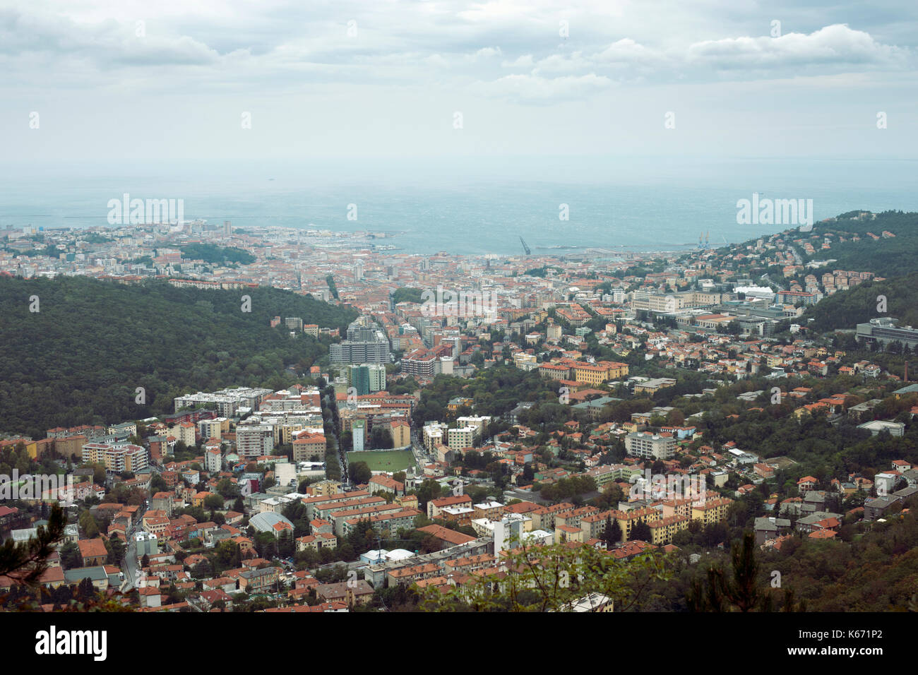 Vista panoramica di trieste città dalla montagna in italia Foto Stock