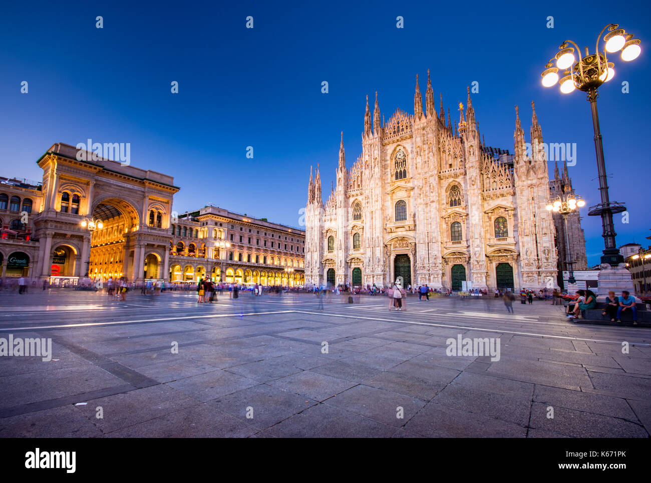 Il duomo di Milano e piazza del duomo di notte, lombardia, italia Foto Stock