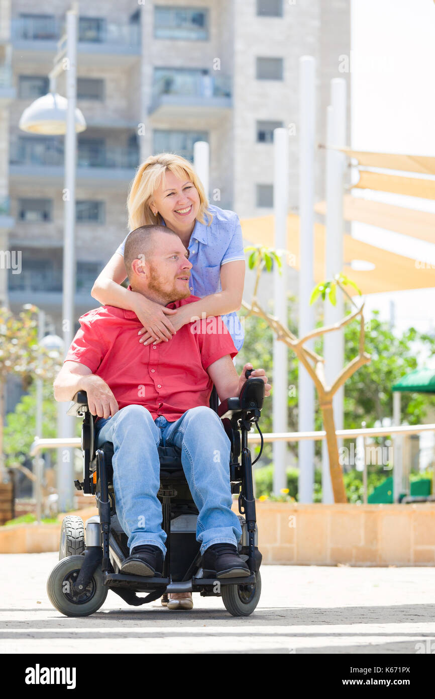 Disabilitato l'uomo con sua moglie divertirsi al parco Foto Stock