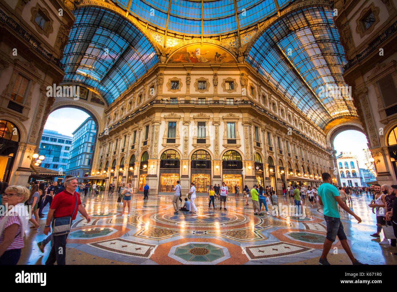 Vittorio Emanuele II di Milano è una delle più antiche del mondo i centri commerciali per lo shopping, progettato e costruito da Giuseppe Mengoni tra 1865 e 1877. Foto Stock