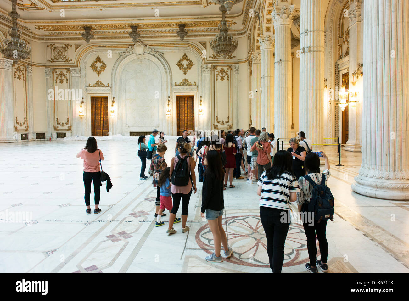 Gruppo di tour all'interno di Bucarest il palazzo del parlamento. Foto Stock
