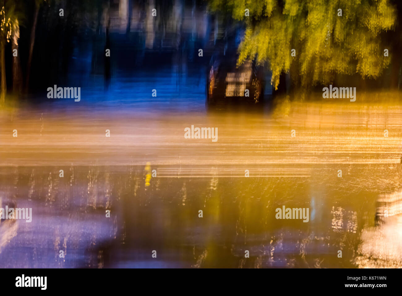 Sfocate luci auto. lunga esposizione foto di notte il traffico. Foto Stock