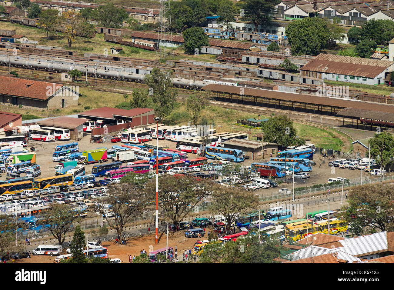 Parcheggio auto con autobus e auto vicino alla linea ferroviaria, Nairobi, Kenia Foto Stock