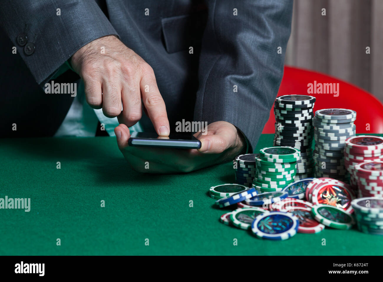 Chi detiene lo smartphone, fare puntata al casinò online Foto Stock