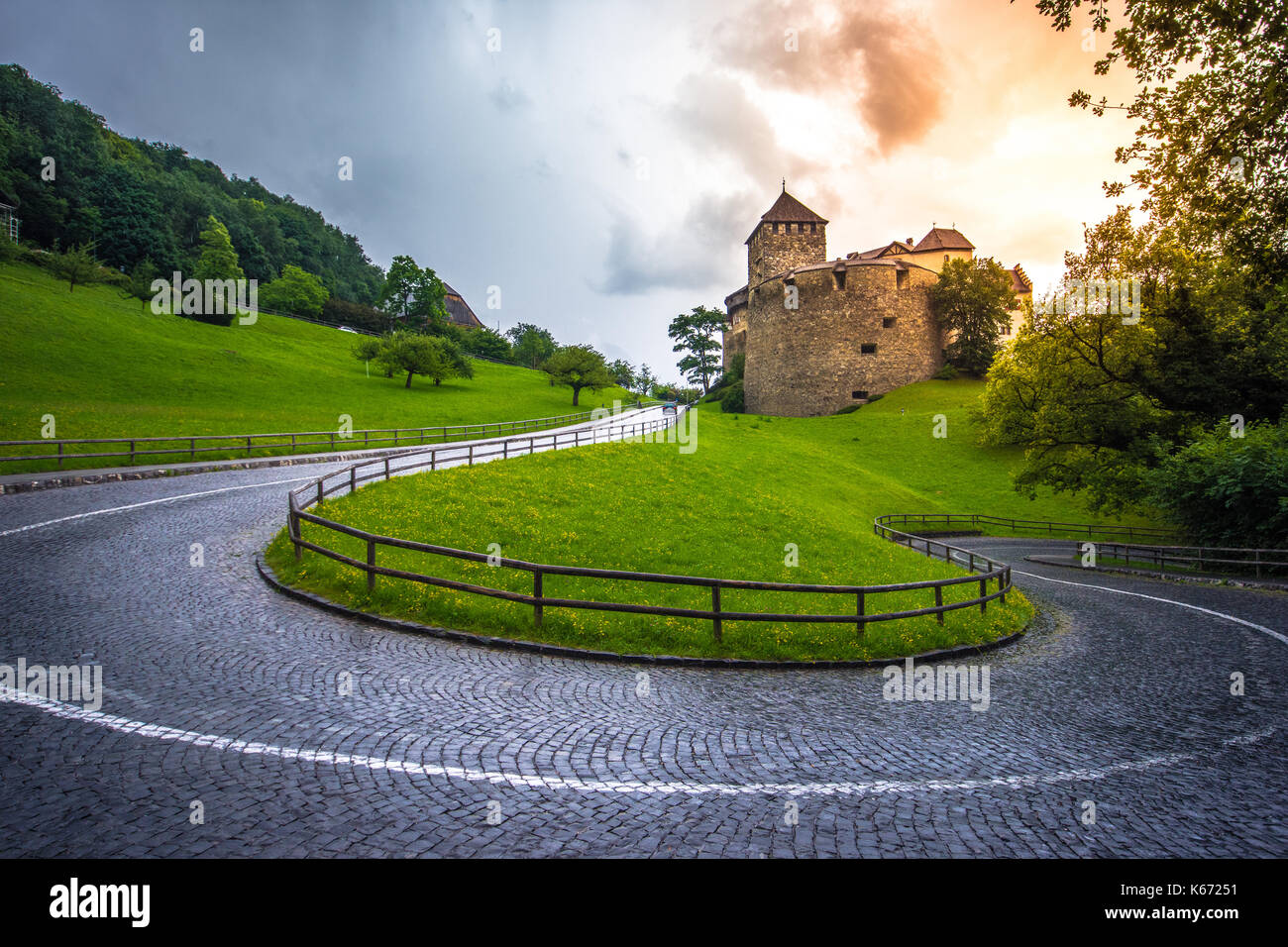 Il castello di Vaduz, la residenza ufficiale del principe di Liechtenstein, al tramonto. Foto Stock