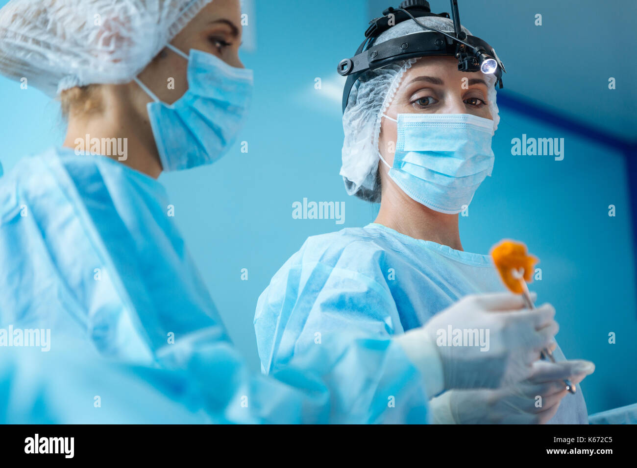 Ritratto di grave medico che cercando di tampone di cotone Foto Stock