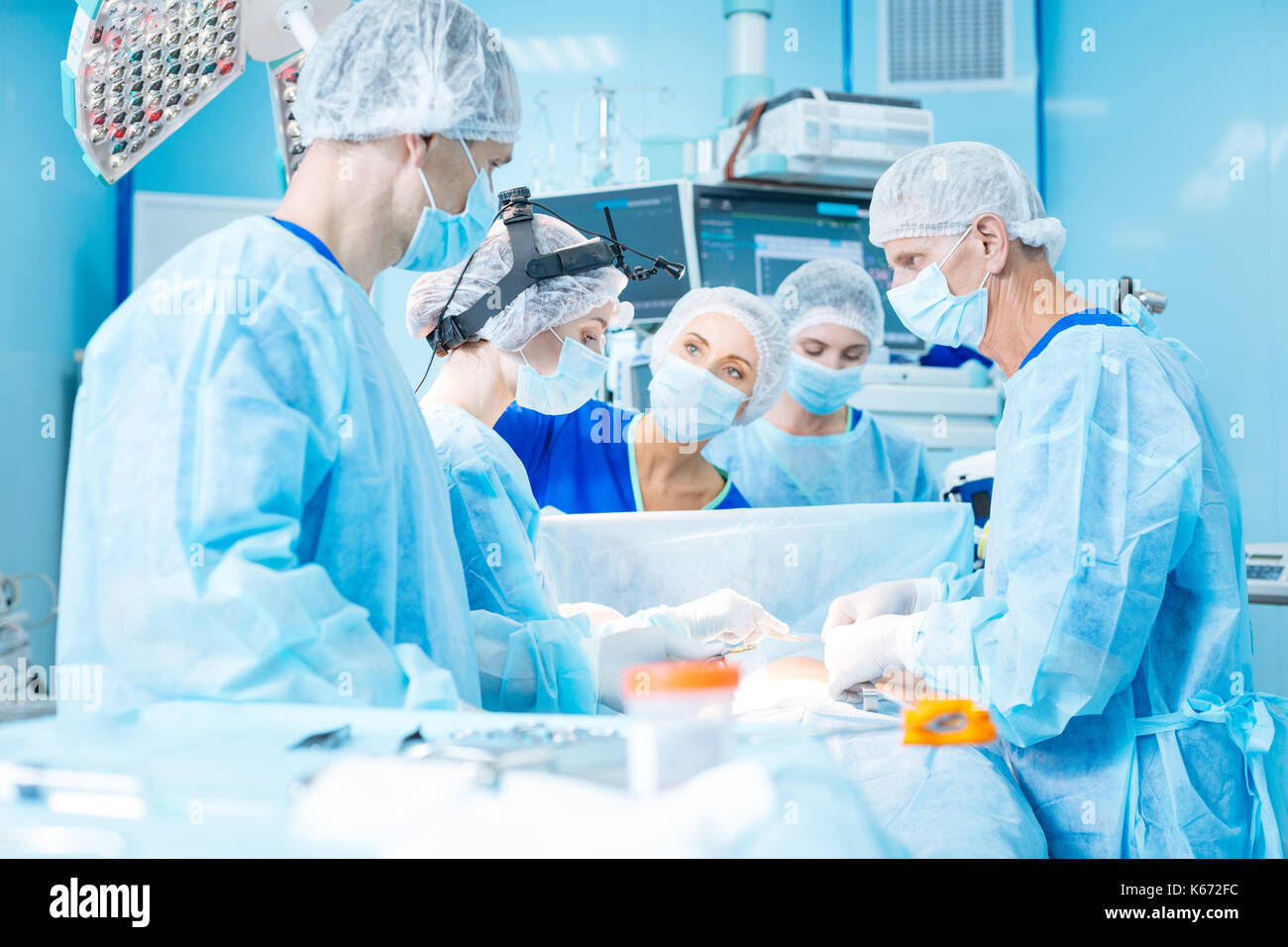 Gruppo di autorità medica dei lavoratori che essendo in ospedale Foto Stock