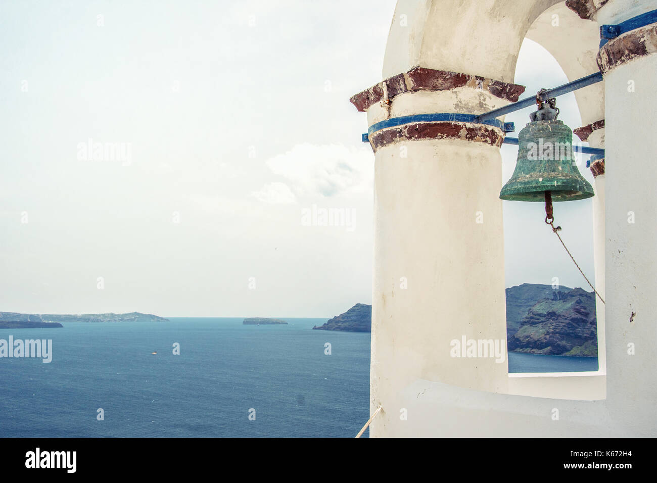 Il campanile di una chiesa ortodossa a Santorini, Grecia. luna di miele estate egeo sullo sfondo delle Cicladi. Foto Stock