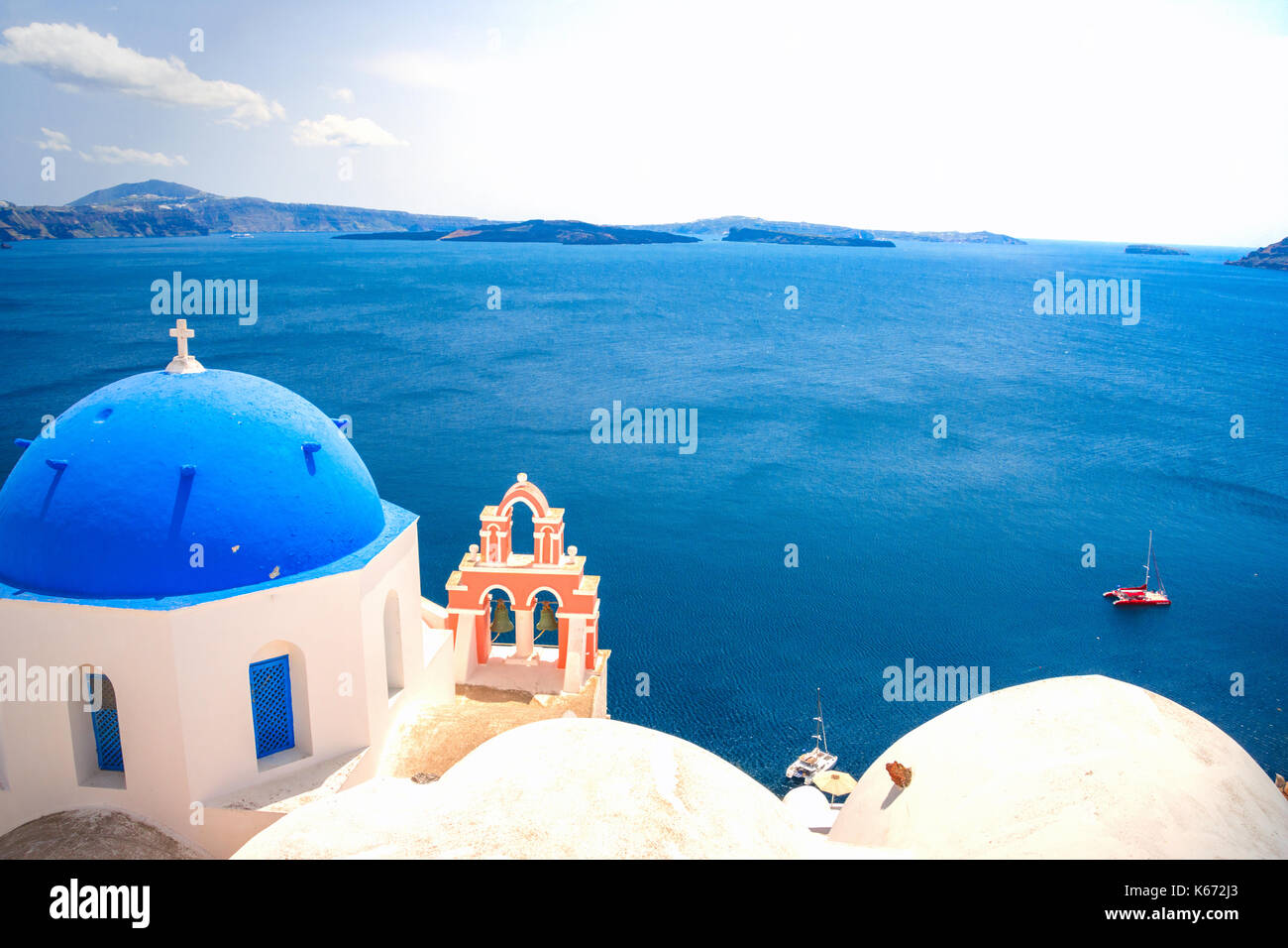 Il campanile di una chiesa ortodossa a Santorini, Grecia. luna di miele estate egeo sullo sfondo delle Cicladi. Foto Stock