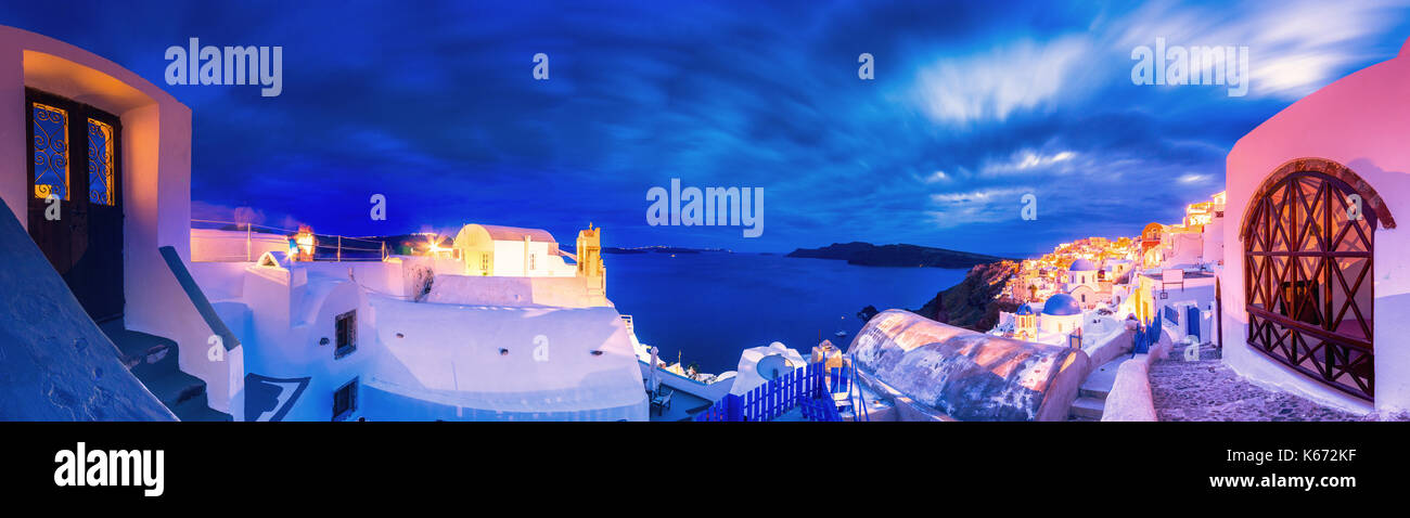 La cittadina di Oia sull isola di Santorini, Grecia. tradizionali e famose case e chiese con le cupole blu sulla caldera, il Mare Egeo Foto Stock