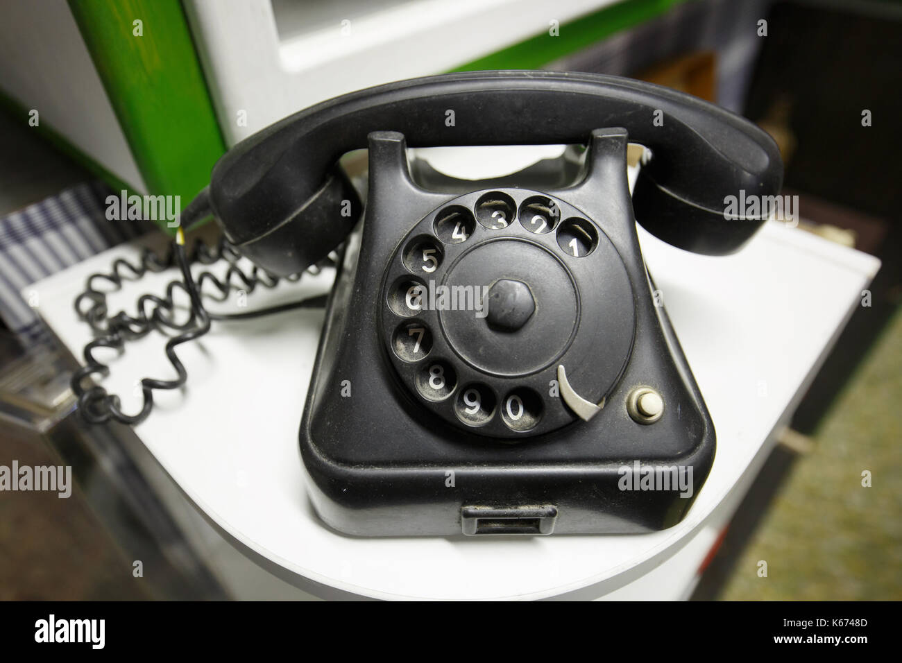 Vecchio telefono vintage con la manopola di comporre i numeri di oggetti vintage, Back to basics, retrò concetto d'amore. Foto Stock
