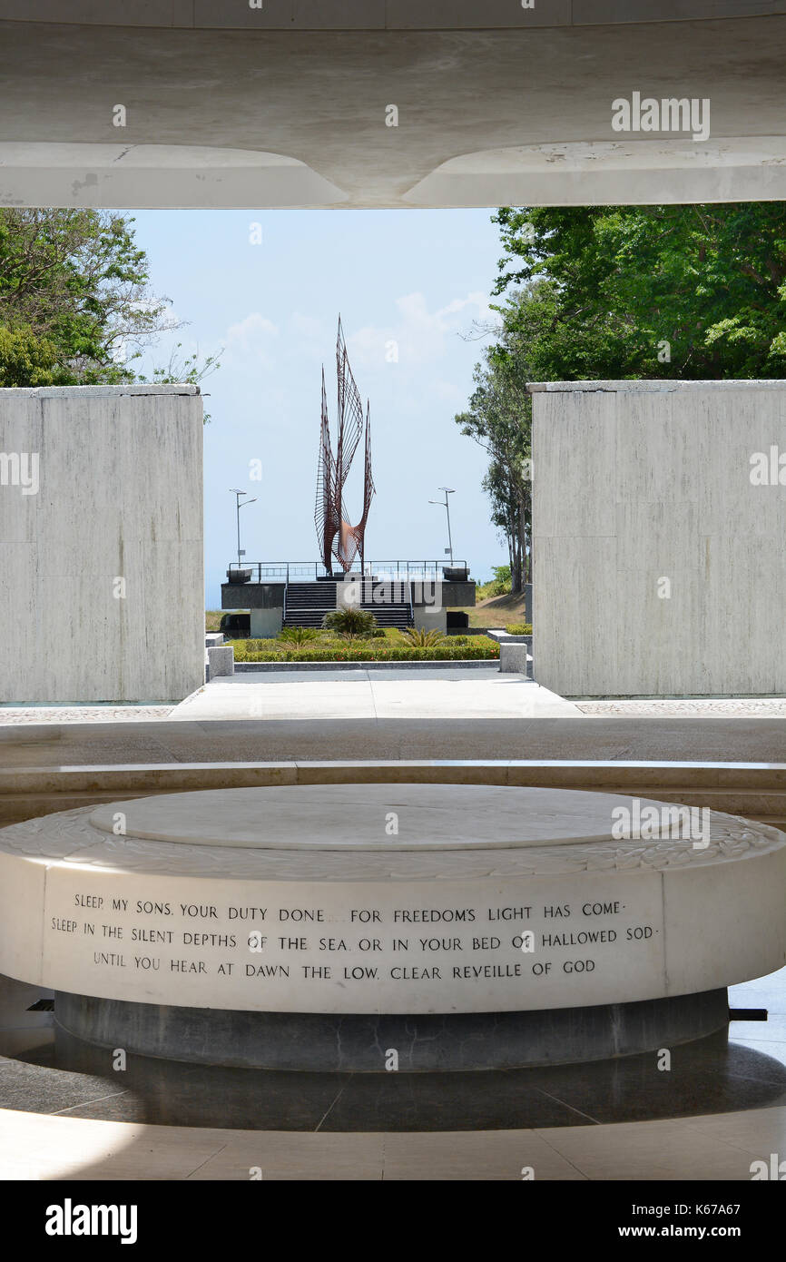 Corregidor, Filippine - Aprile 3, 2016: fiamma della libertà. la fiamma viene visto dal pacifico memoriale di guerra con iscrizione in primo piano. Foto Stock