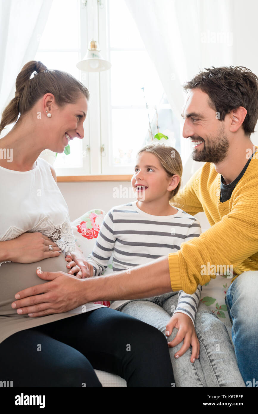Piccola famiglia è felice circa la gravidanza della madre Foto Stock