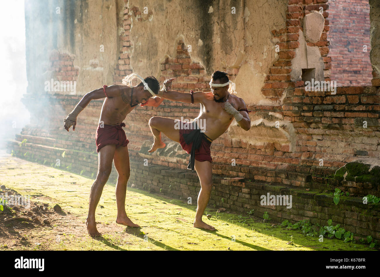 Due pugili Thai combattimenti, Thailandia Foto Stock