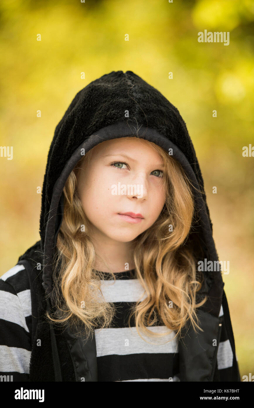 Ritratto di una ragazza che indossa una felpa con cappuccio Foto Stock