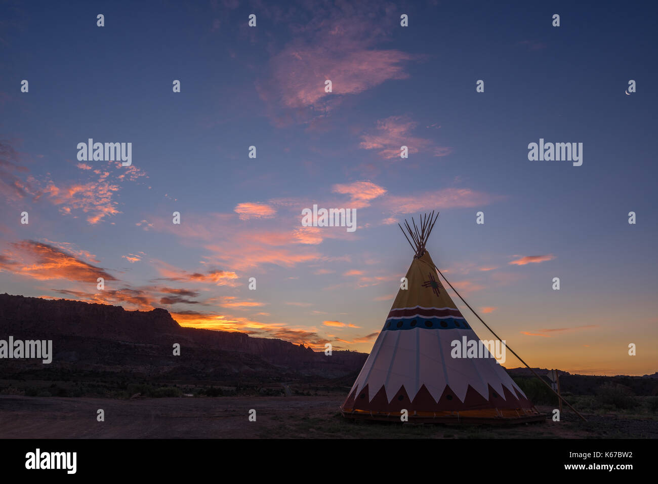 Silhouette di una tenda Teepee all'alba, Utah, Stati Uniti Foto Stock