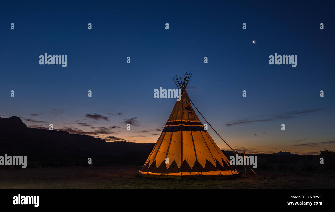 Silhouette di una tenda Teepee all'alba, Utah, Stati Uniti Foto Stock