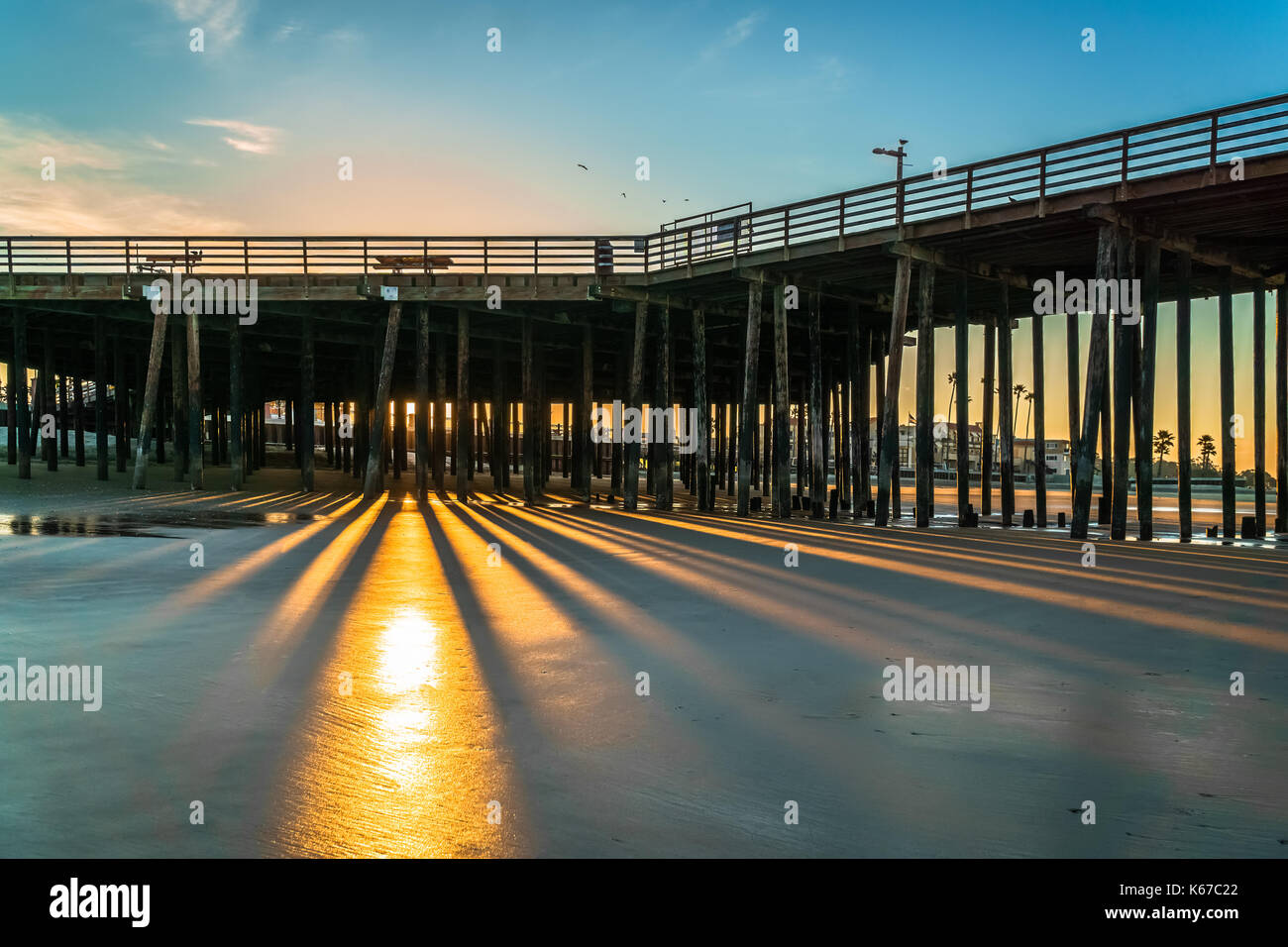 Il sole sorge dietro il molo a Pismo Beach, California, U.S.A. Foto Stock