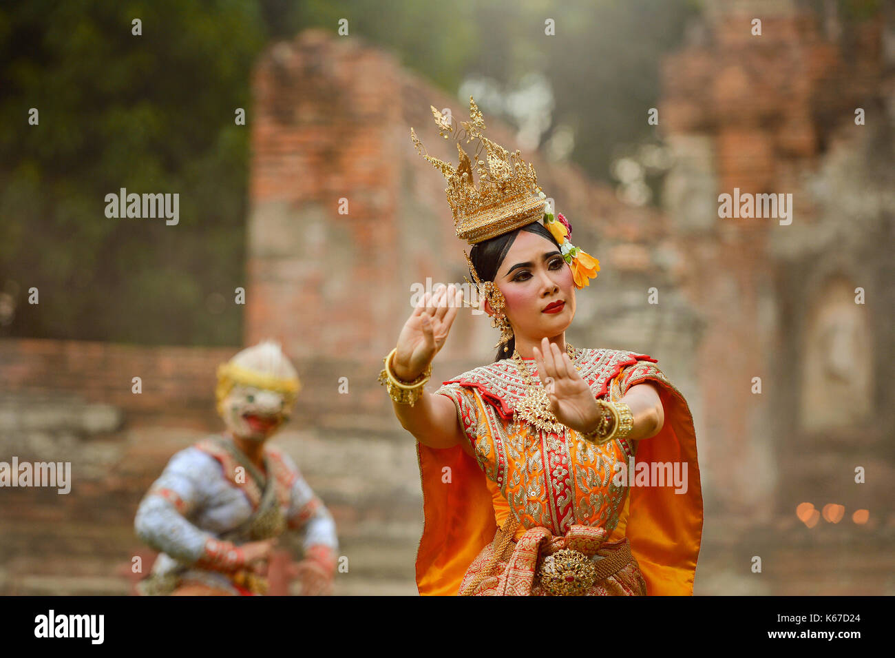 Due ballerini eseguono Thai pantomima di Khon, Thailandia Foto Stock