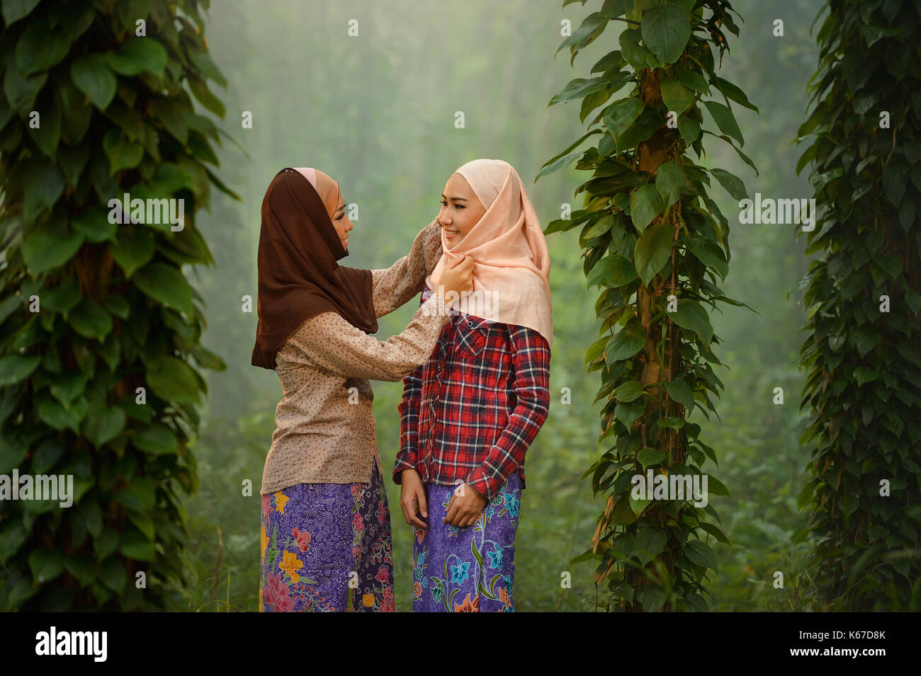 Ritratto di due donne sorridenti indossando il tradizionale hijabs Foto Stock
