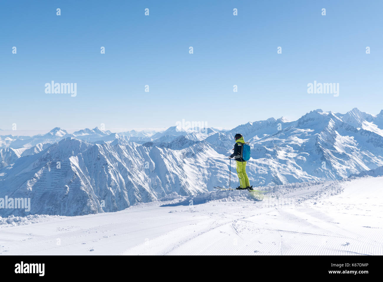 Sciatore femmina guardando a vista, Sportgastein, Bad Gastein, Salisburgo, Austria Foto Stock