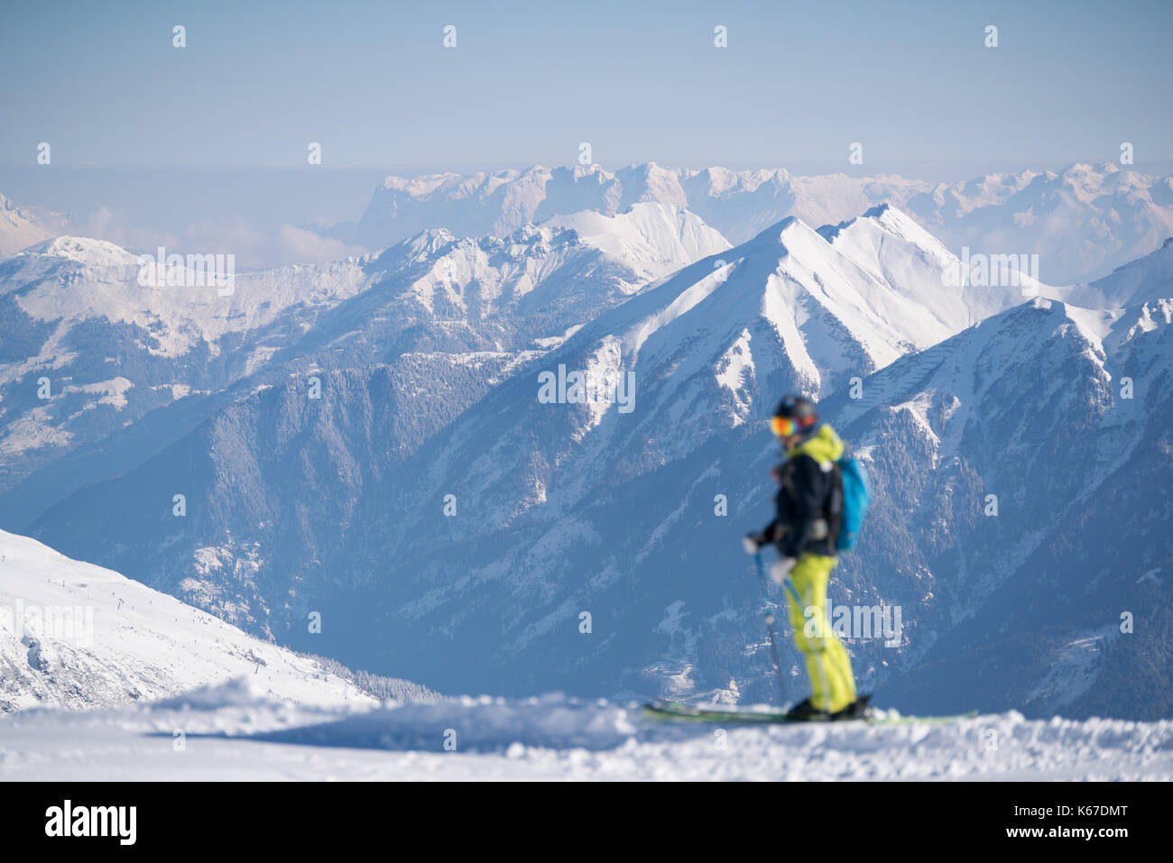 Sciatore femmina guardando a vista, Sportgastein, Bad Gastein, Salisburgo, Austria Foto Stock