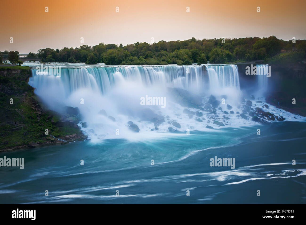 American Falls e Bridal Veil Falls all'alba, Niagara Falls, New York, Stati Uniti Foto Stock