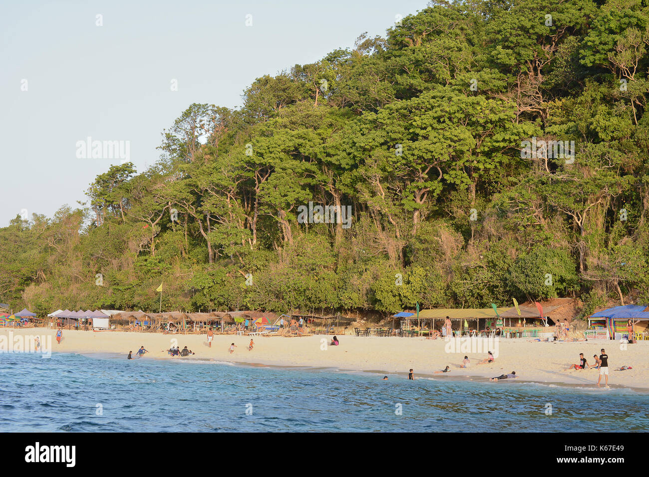 Il Boracay, Filippine - Aprile 8, 2016: sun bagnanti Boracay Island. L'isola è nota per le immersioni subacquee e sport acquatici. Foto Stock