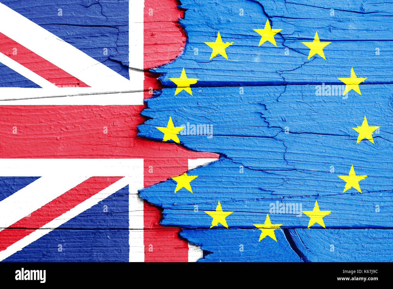 Brexit Concetto di immagine: bandiere dell'Unione europea (UE) e il Regno Unito (UK) dipinta su una rotta incrinato parete in legno. Foto Stock