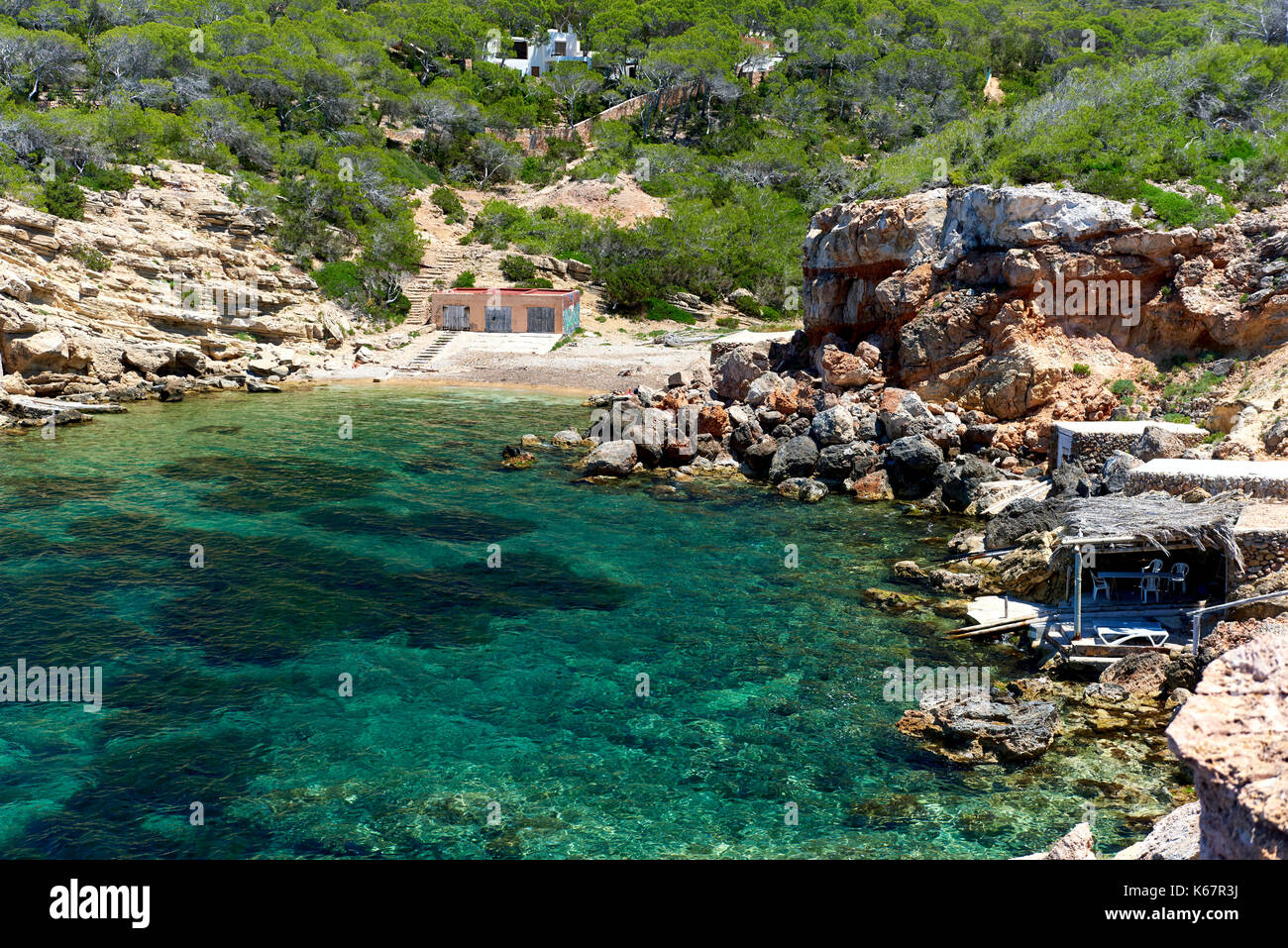 Pittoresca spiaggia di punta galera, è una stupenda baia circondata da formazioni di pietra. isole baleari Spagna Foto Stock