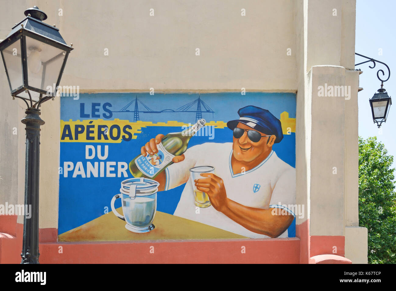 Annuncio dipinto sul muro nel vecchio quartiere Panier, Marsiglia, Bouches-du-RhÃ' ne, Provence-Alpes-CÃ'te d'Azur, in Francia Foto Stock