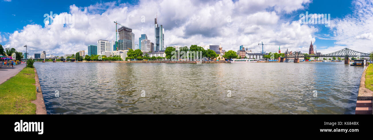 Panorama estivo del quartiere finanziario con le torri del cielo si riflette sulla superficie del fiume in frankfurt am main, Germania Foto Stock