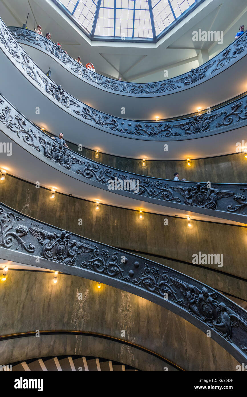 Scale a spirale dei musei vaticani, progettato da Giuseppe Momo nel 1932, Città del Vaticano, Europa. Foto Stock