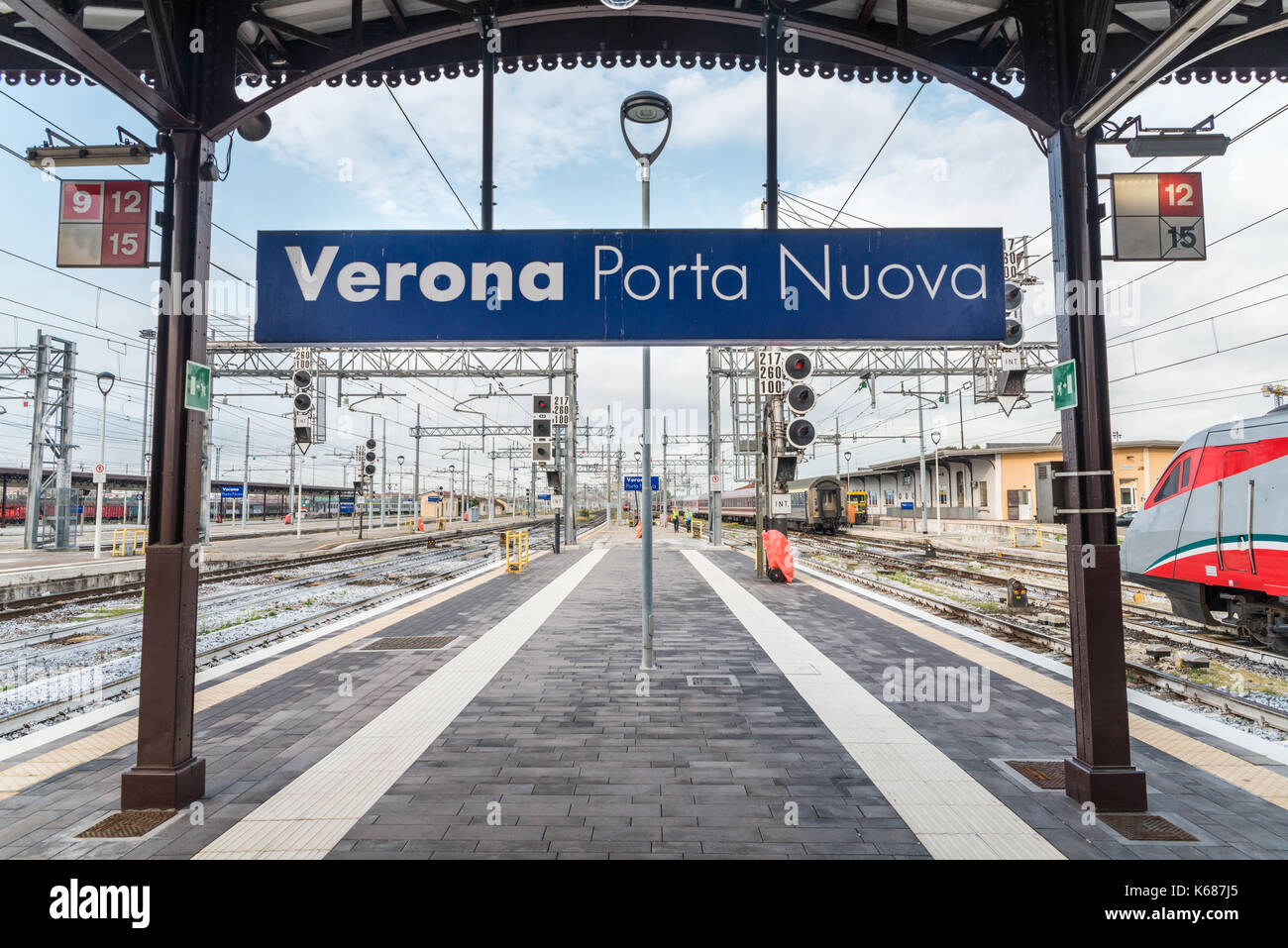 La stazione ferroviaria di Verona Porta Nuova in italia Foto stock - Alamy