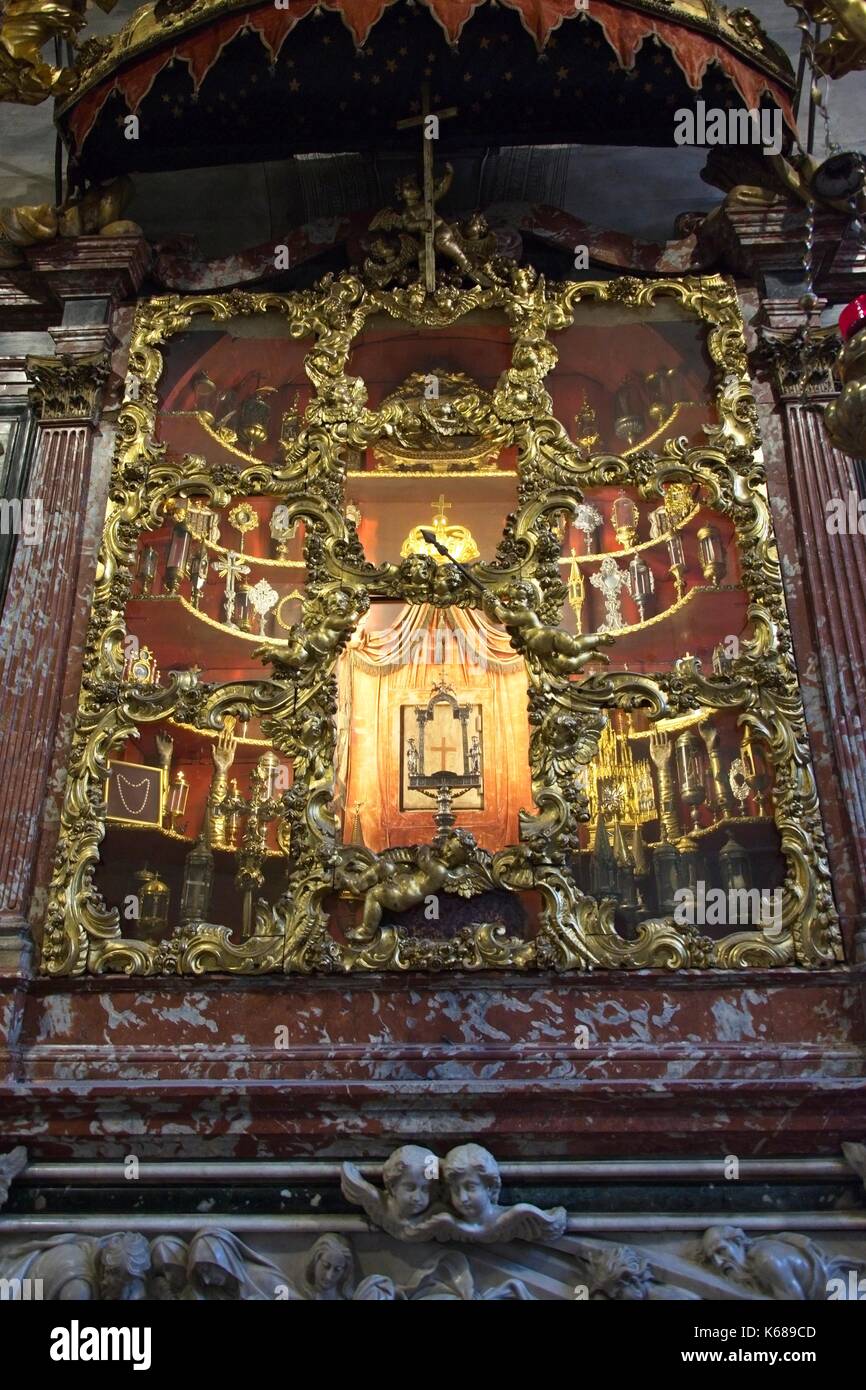 Venezia Veneto Italia. La Basilica di Santa Maria Gloriosa (I Frari), interno. Altare delle Reliquie dettaglio. Reliquiario. Foto Stock