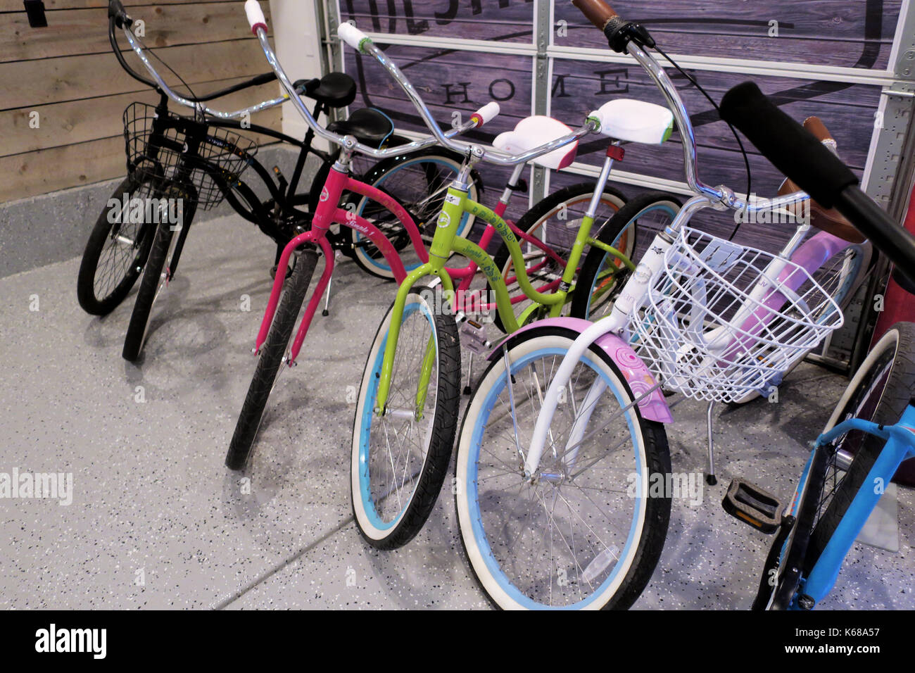Una fila di biciclette parcheggiate in un garage. Foto Stock
