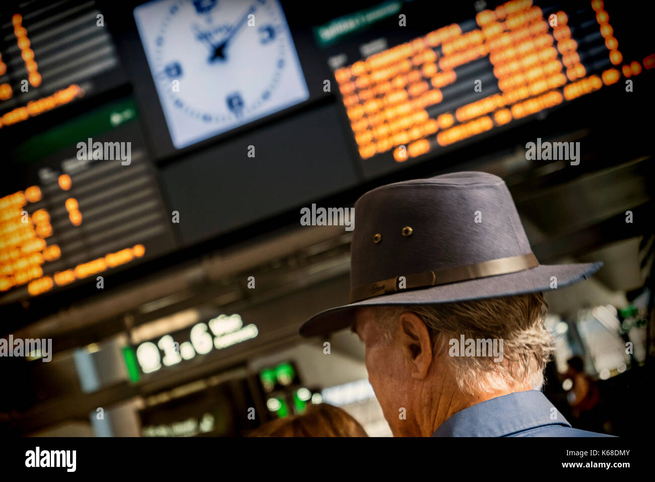 Irriconoscibile traveler con hat in attesa della partenza del treno, il concetto di viaggio Foto Stock