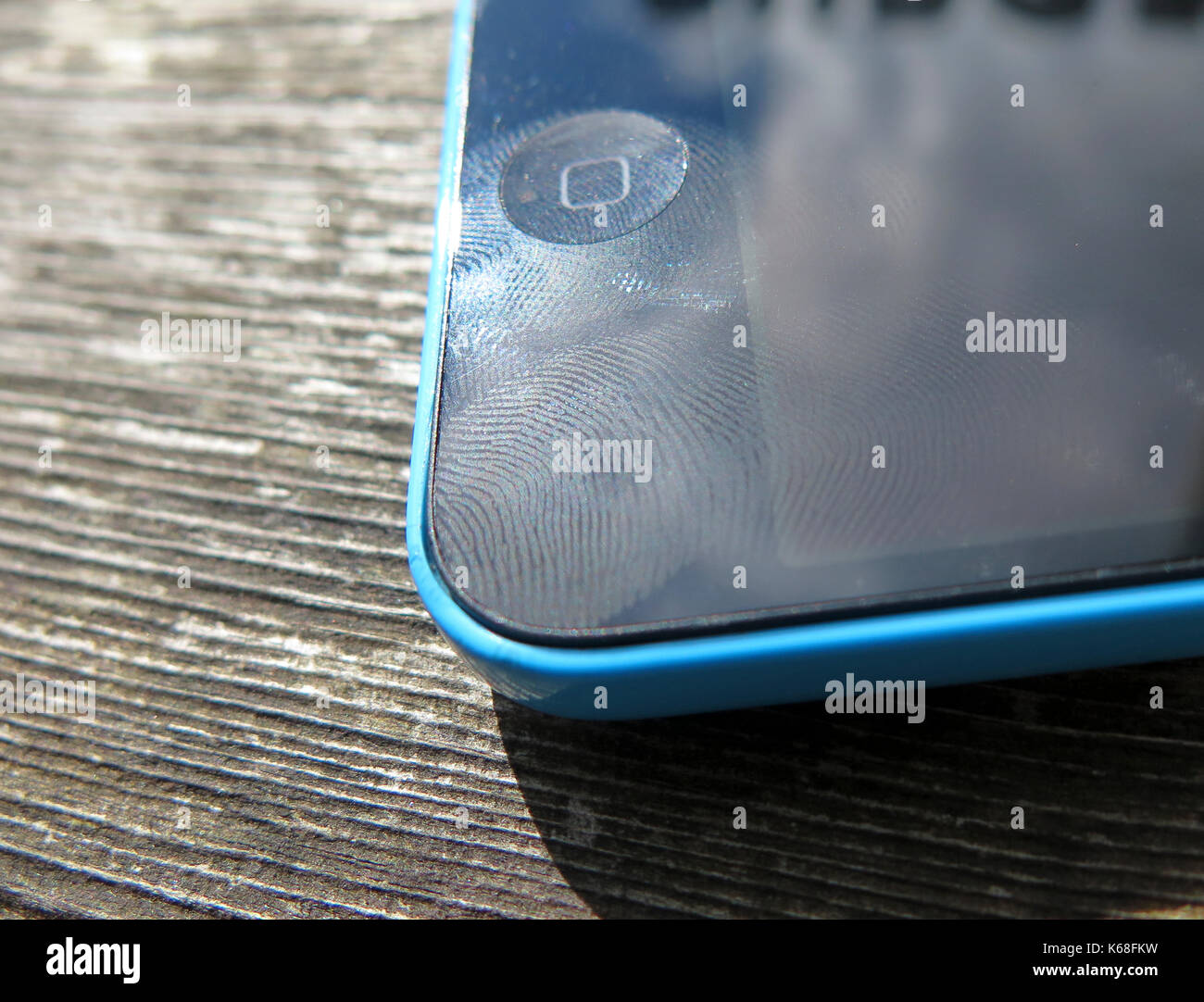 Close up di blu iPhone 5c sul tavolo Foto Stock