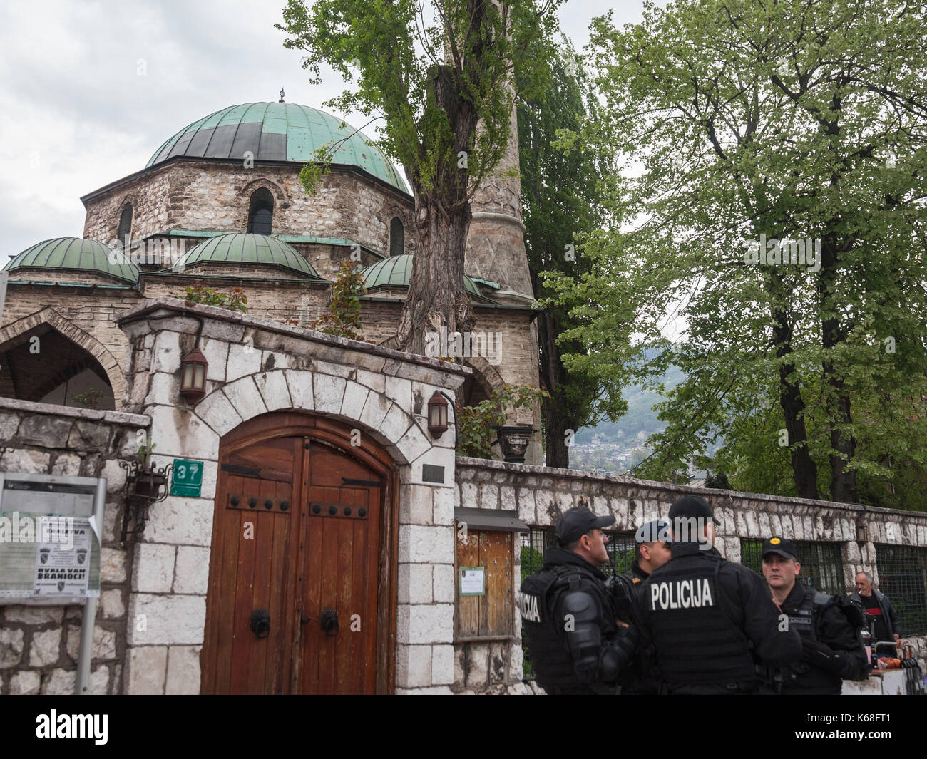 Sarajevo, Bosnia Erzegovina - 15 aprile 2017: bosniaco unità di polizia di indossare giubbotti antiproiettile pattugliamento di fronte a una delle moschee del c Foto Stock