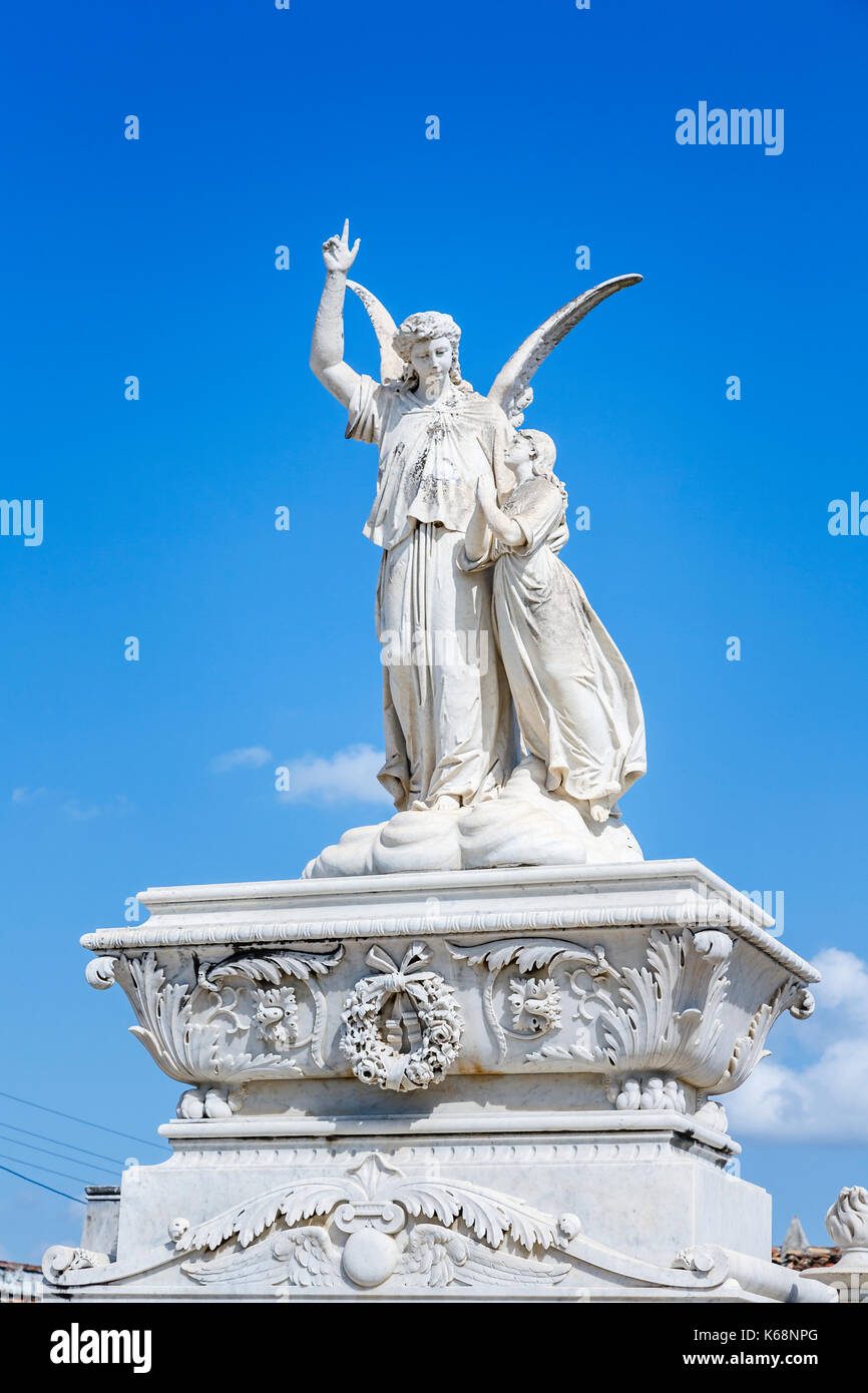 Angelo e bambino statua in marmo bianco Cemetario a La Reina, il cimitero di Cienfuegos, una città sulla costa meridionale di Cuba Foto Stock