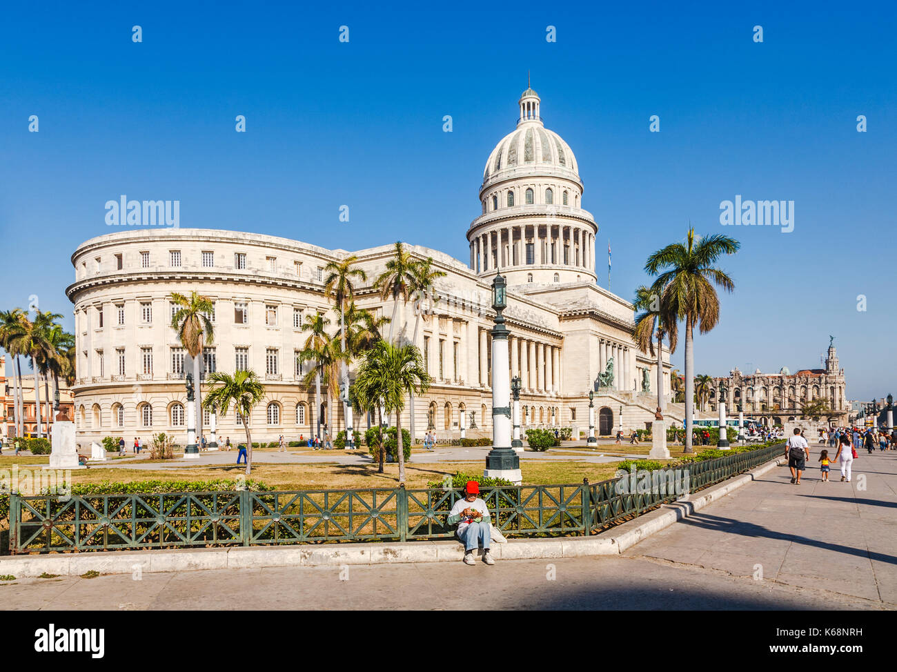 La cupola e la cupola della nazionale di Capitol Building, un iconico punto di riferimento nel centro di Havana, la città capitale di Cuba in una giornata di sole con cielo blu senza nuvole Foto Stock