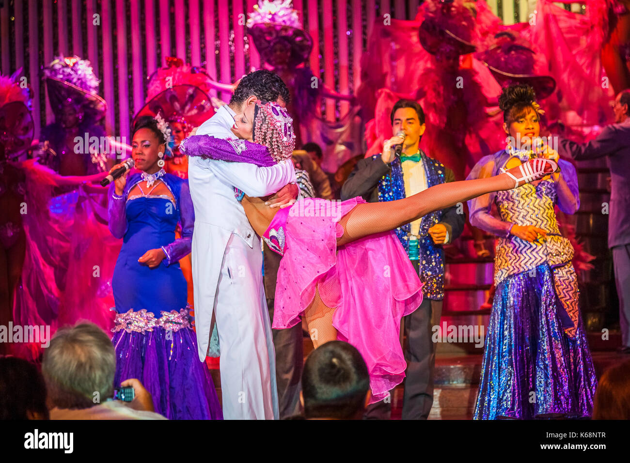 Ballerini esotici esecuzione dal vivo sul palco in abiti colorati in uno spettacolo di cabaret per i turisti in una discoteca di Avana, Cuba Foto Stock