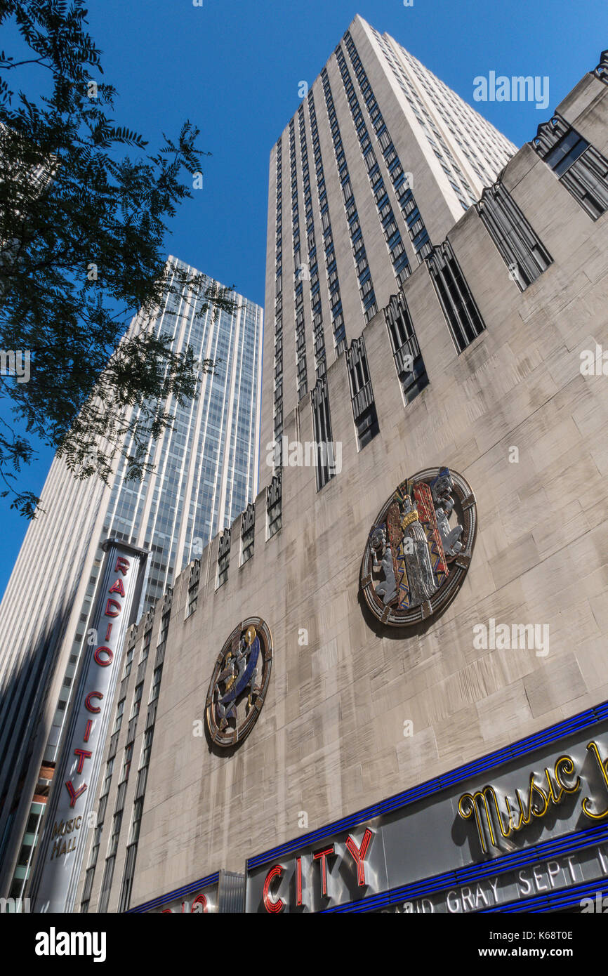 Dettaglio della placca traforata , danza, teatro e canzone, Radio City Musical Hall, Rockefeller Center di New York City Foto Stock