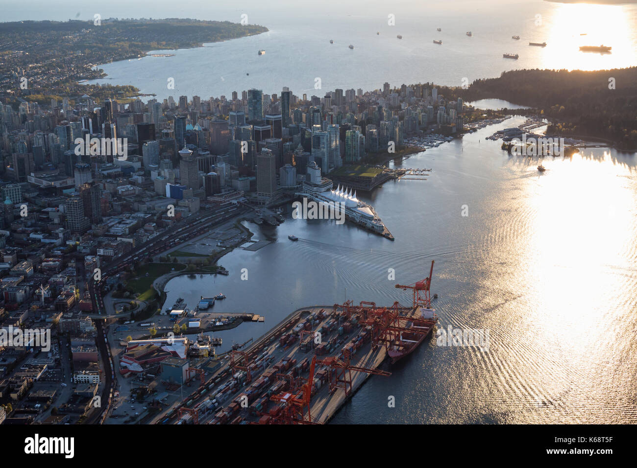 Bella vista aerea del centro cittadino di Vancouver, British Columbia, Canada, durante un brillante tramonto primaverile. Foto Stock