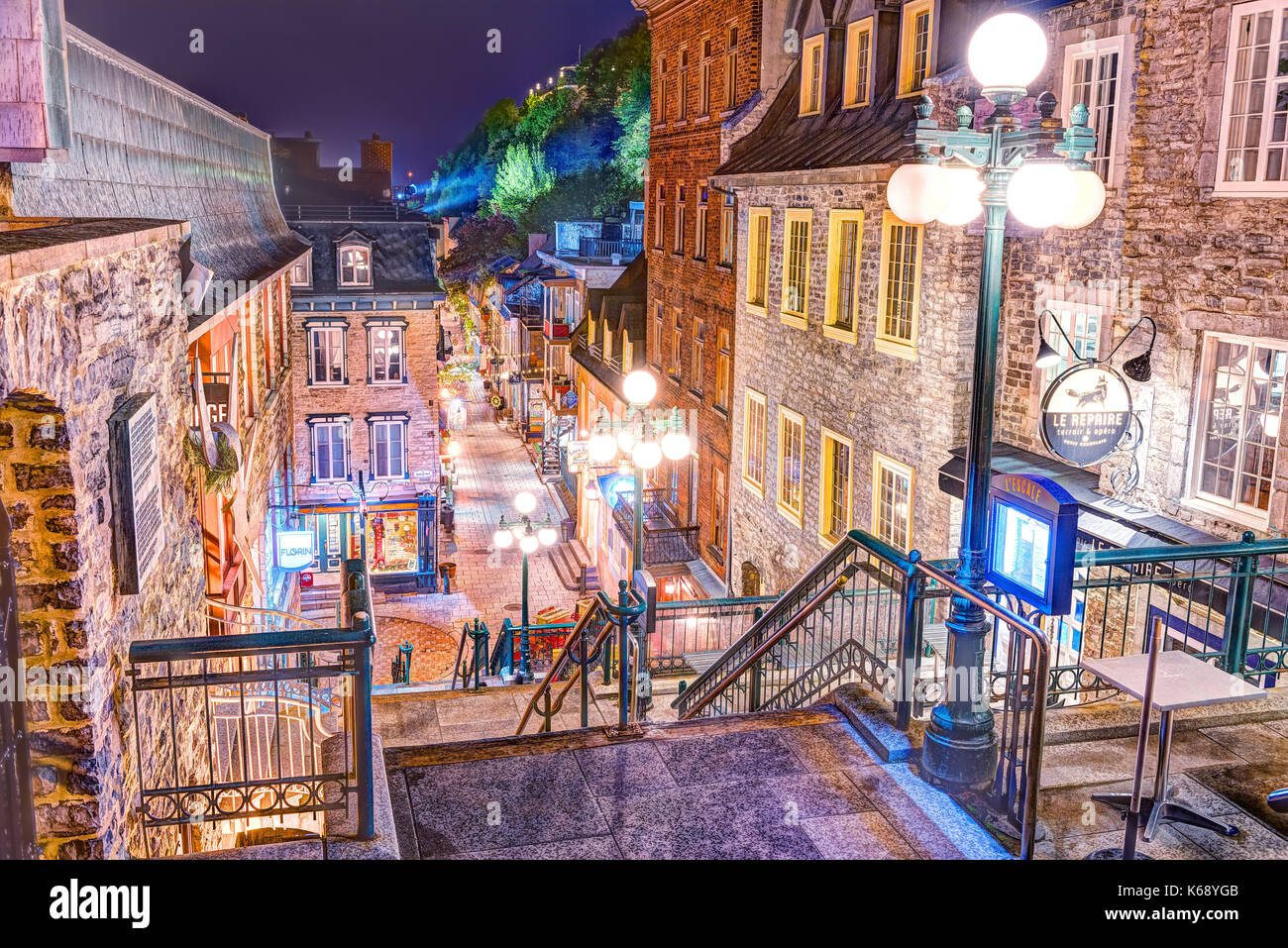 La città di Quebec, Canada - 30 Maggio 2017: Escalier Casse-Cour inferiore sulla vecchia strada Rue du Petit Champlain con ristoranti durante la notte piovosa o twiligh Foto Stock